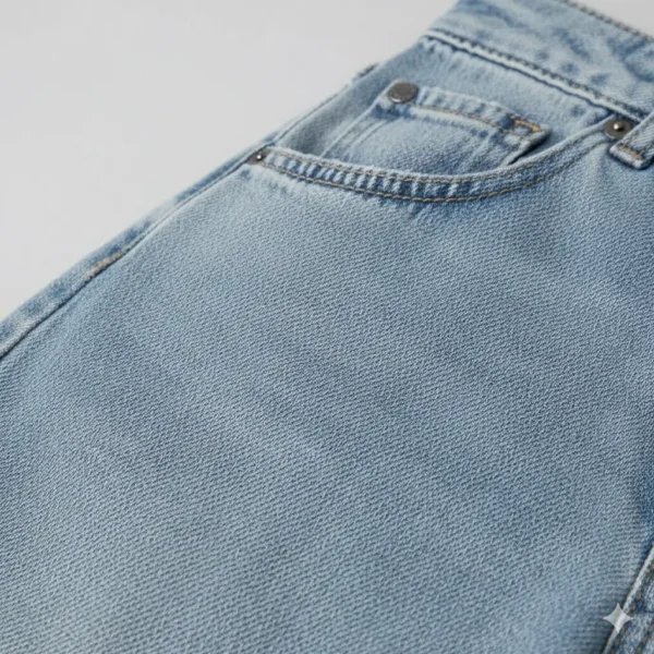 Nórdic Sky Jean azul claro color uniforme. Vista de el bolsillo derecho.