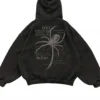 Dibujo de araña con letras en inglés parte trasera de la sudadera.