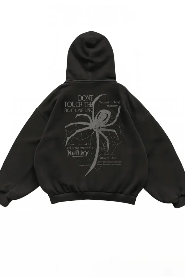 Dibujo de araña con letras en inglés parte trasera de la sudadera.