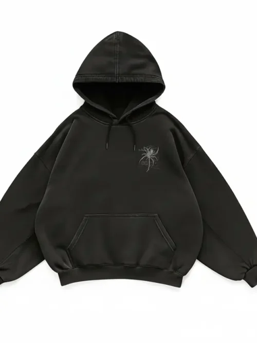 Una sudadera de color negro con un dibujo de araña en la parte delantera superior derecha y un diseño de araña en la parte trasera.