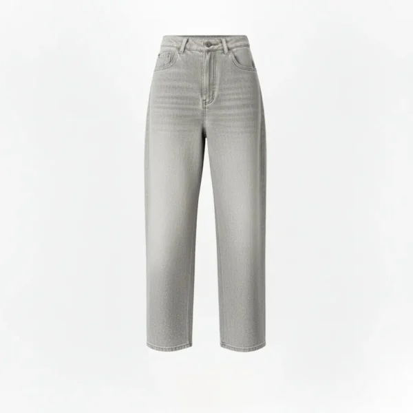 Jean color gris con textura desgastada. Corte recto y ancho. Parte delantera.