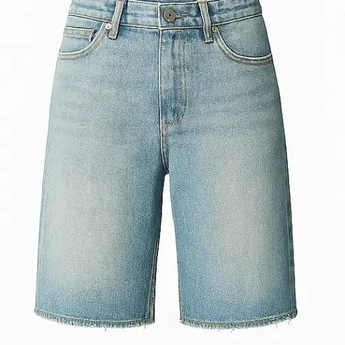 Fray Core Fray Core shorts vaqueros claros con acabado deshilachado, estilo urbanoy actitud relajada.