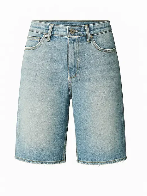 Fray Core shorts vaqueros claros con acabado deshilachado, estilo urbanoy actitud relajada.