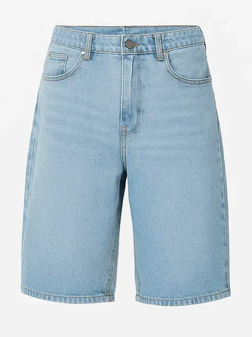 Core Denim shorts vaqueros claros esenciales, versátiles y urbanos, diseñados para combinar con cualquier look streetwear.