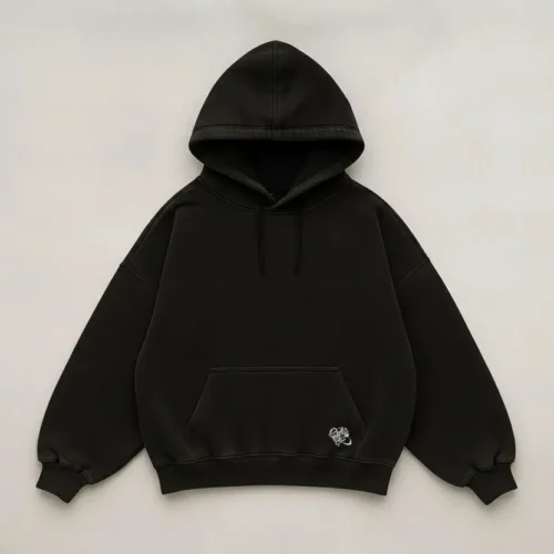 Star Drip Hoodie negro con rostro gráfico y estrella roja estilo arte urbano dripping.