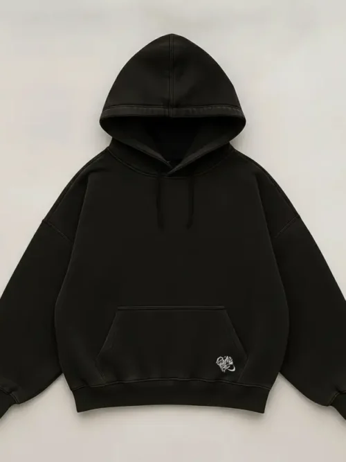 Hoodie negro con rostro gráfico y estrella roja estilo arte urbano dripping.