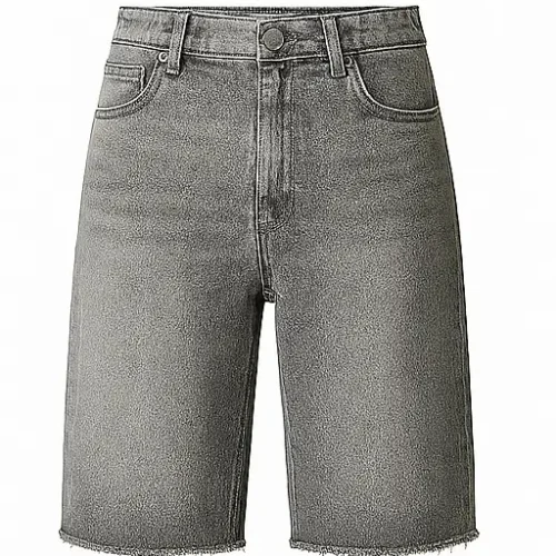 Ash Rise Ash Rise shorts vaqueros grises de tiro alto con bajo deshilachado, estilo sobrio con actitud urbana.