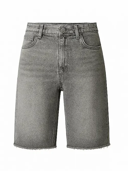 Ash Rise shorts vaqueros grises de tiro alto con bajo deshilachado, estilo sobrio con actitud urbana.