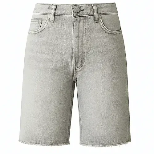 Waisted Ash Denim Shorts denim gris ceniza de tiro alto con bajo deshilachado y estilo urbano versátil.