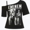 Por delante Top negro asimétrico Detroit Noir con estampado gráfico de Eminem, estilo streetwear urbano retro.