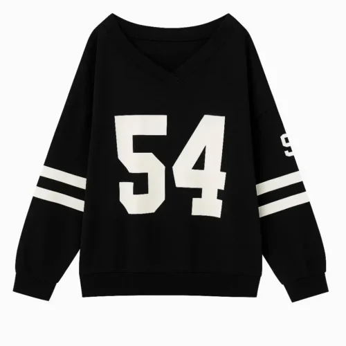 Black FiftyFour Sweatshirt varsity negro con número 54 frontal y detalles deportivos en blanco.