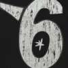 Route Six Estampado gráfico del número 6, estilo streetwear urbano.