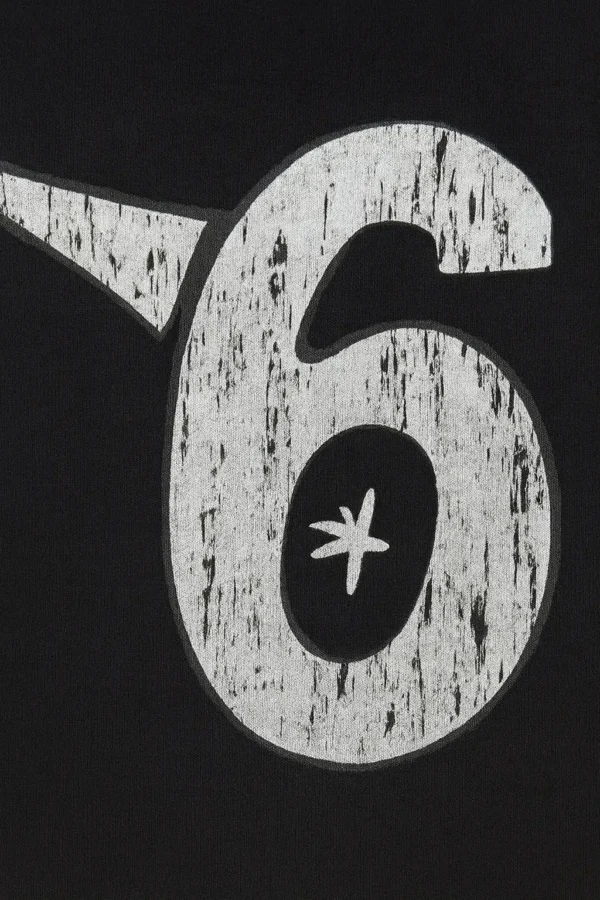 Route Six Estampado gráfico del número 6, estilo streetwear urbano.